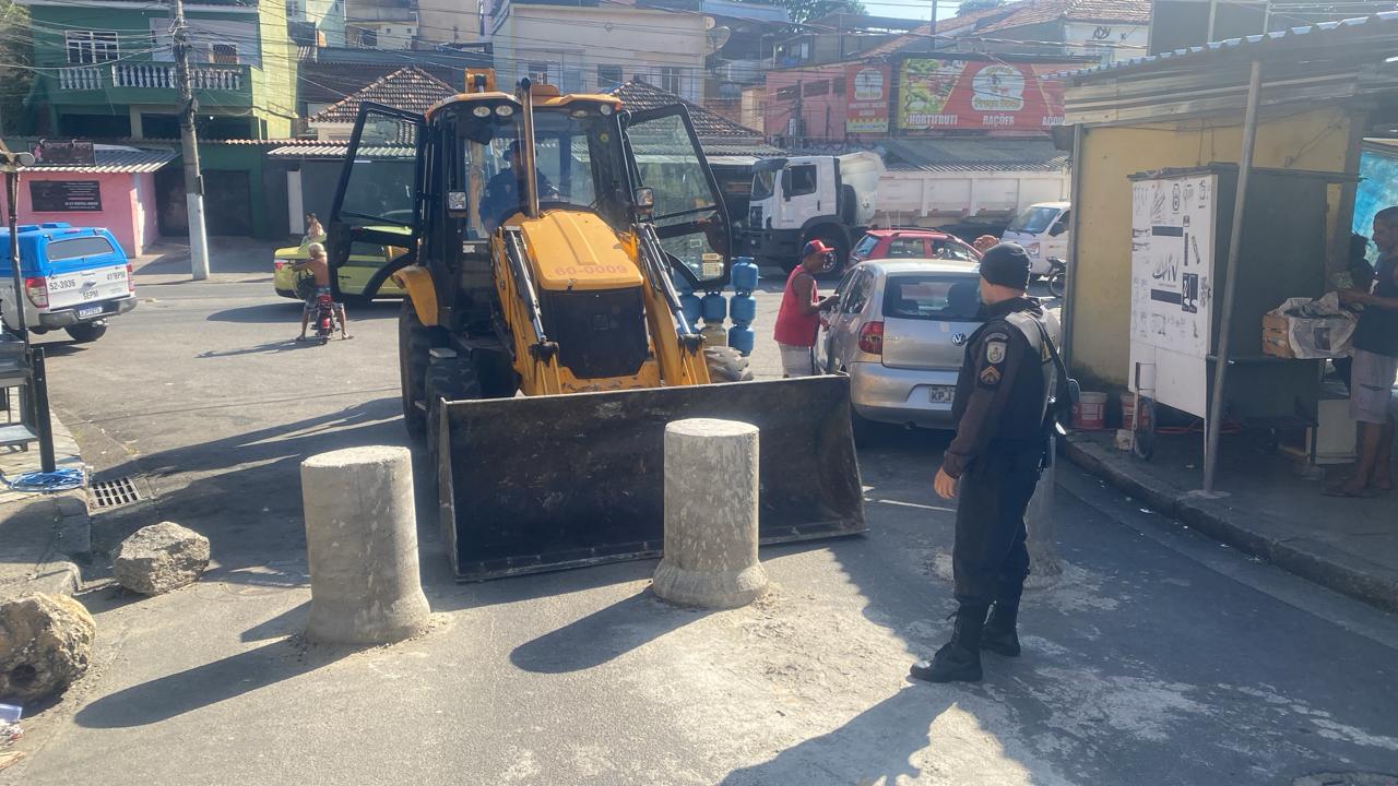 Polícia retira 14 toneladas de barricadas de três comunidades na Zona Norte